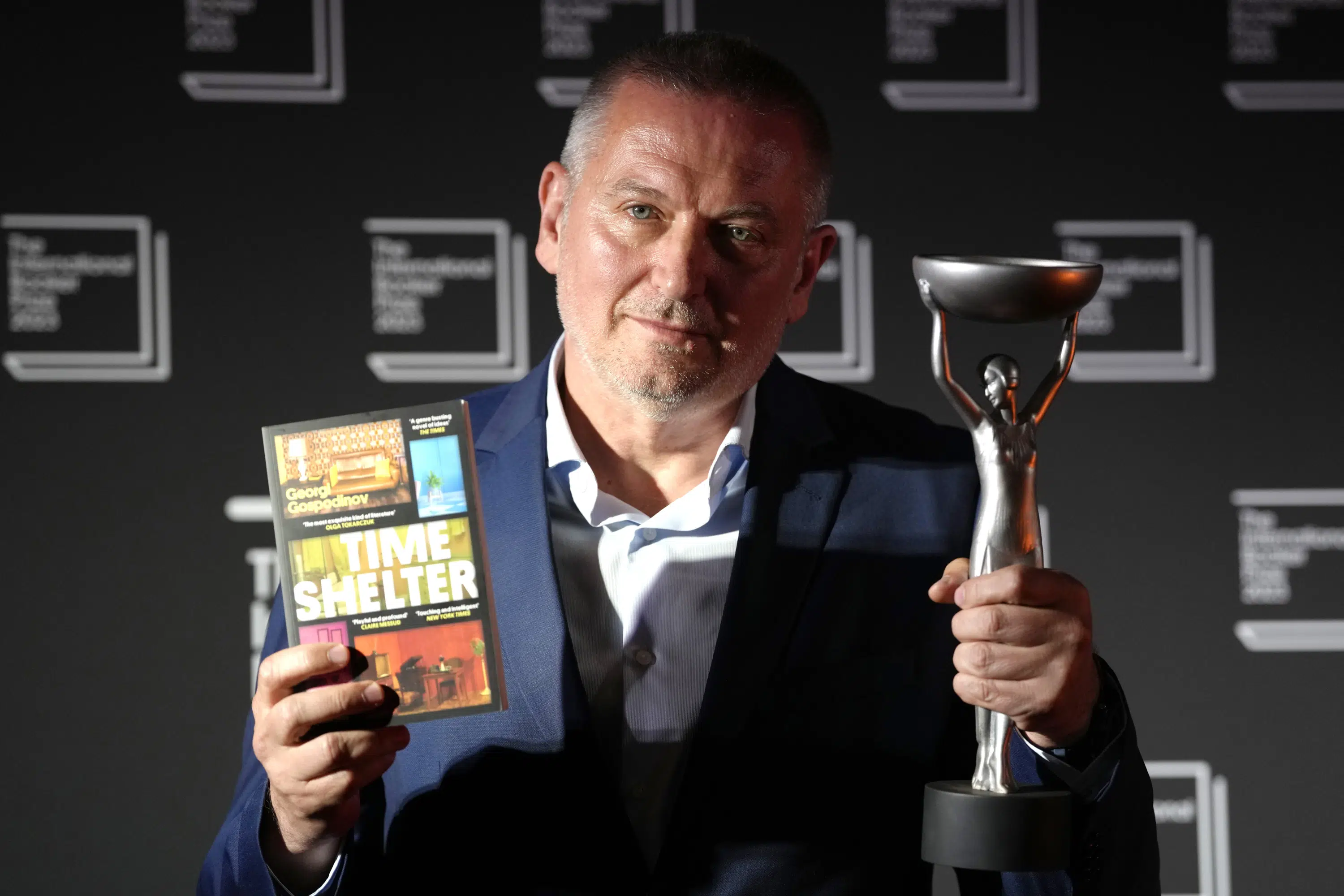 Български писател спечели международната награда „Букър“ за комикс, роман за памет