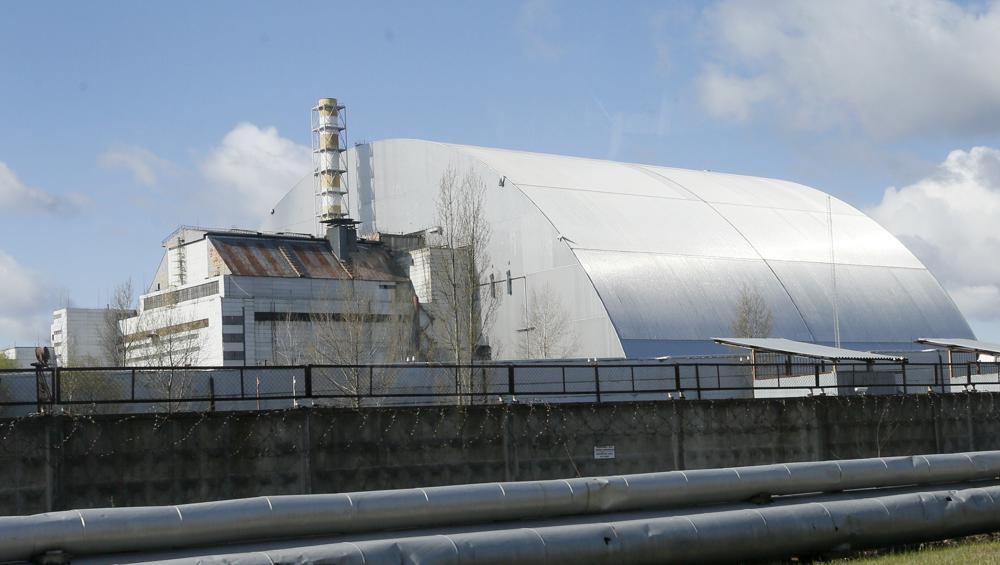 ARCHIVO - La construcción de un refugio cubre el reactor que explotó en la planta nuclear de Chernobyl, en Chernobyl, Ucrania, el 27 de abril de 2021. Entre los acontecimientos más preocupantes en un día ya impactante, cuando Rusia invadió Ucrania el jueves, estaba la guerra en la planta nuclear de Chernobyl. central, donde todavía se filtra radiactividad del peor desastre nuclear de la historia hace 36 años.  (Foto AP/Efrem Lukatsky, archivo)