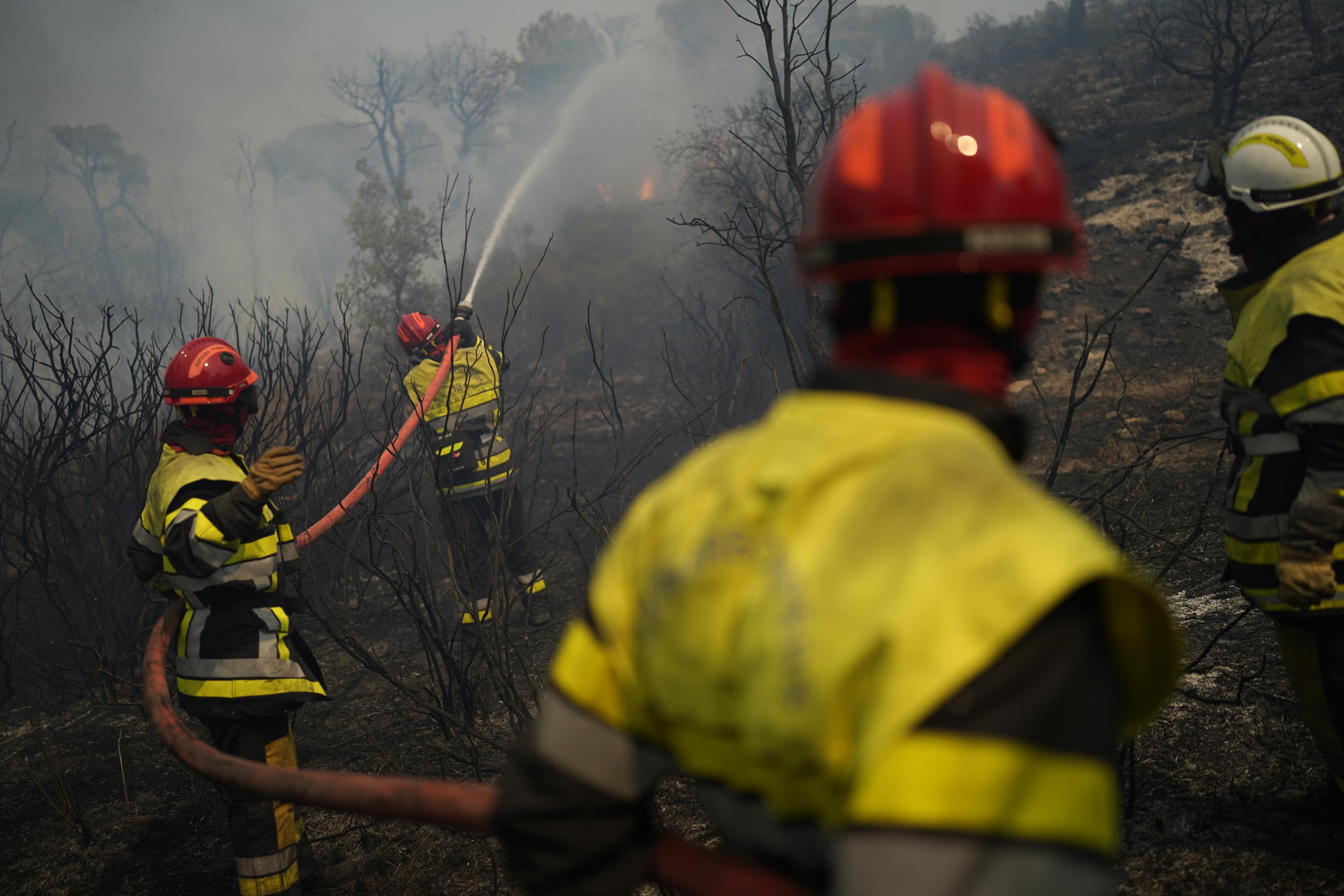 Des milliers de personnes évacuées sur la Côte d’Azur en raison d’incendies de forêt