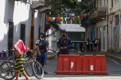 La policía monta guardia afuera del club de baile Espacio Panamá después de un tiroteo fatal  durante la noche en el barrio de Santa Ana de la ciudad de Panamá, el viernes 29 de octubre de 2021. Según las autoridades, al menos cinco personas murieron a tiros y seis resultaron heridas.  (AP Foto/Ana Renteria)