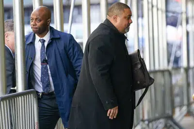 El fiscal de Manhattan, Alvin Bragg, llega a su oficina, jueves 23 de marzo de 2023, en Nueva York. (AP Foto/Mary Altaffer)
