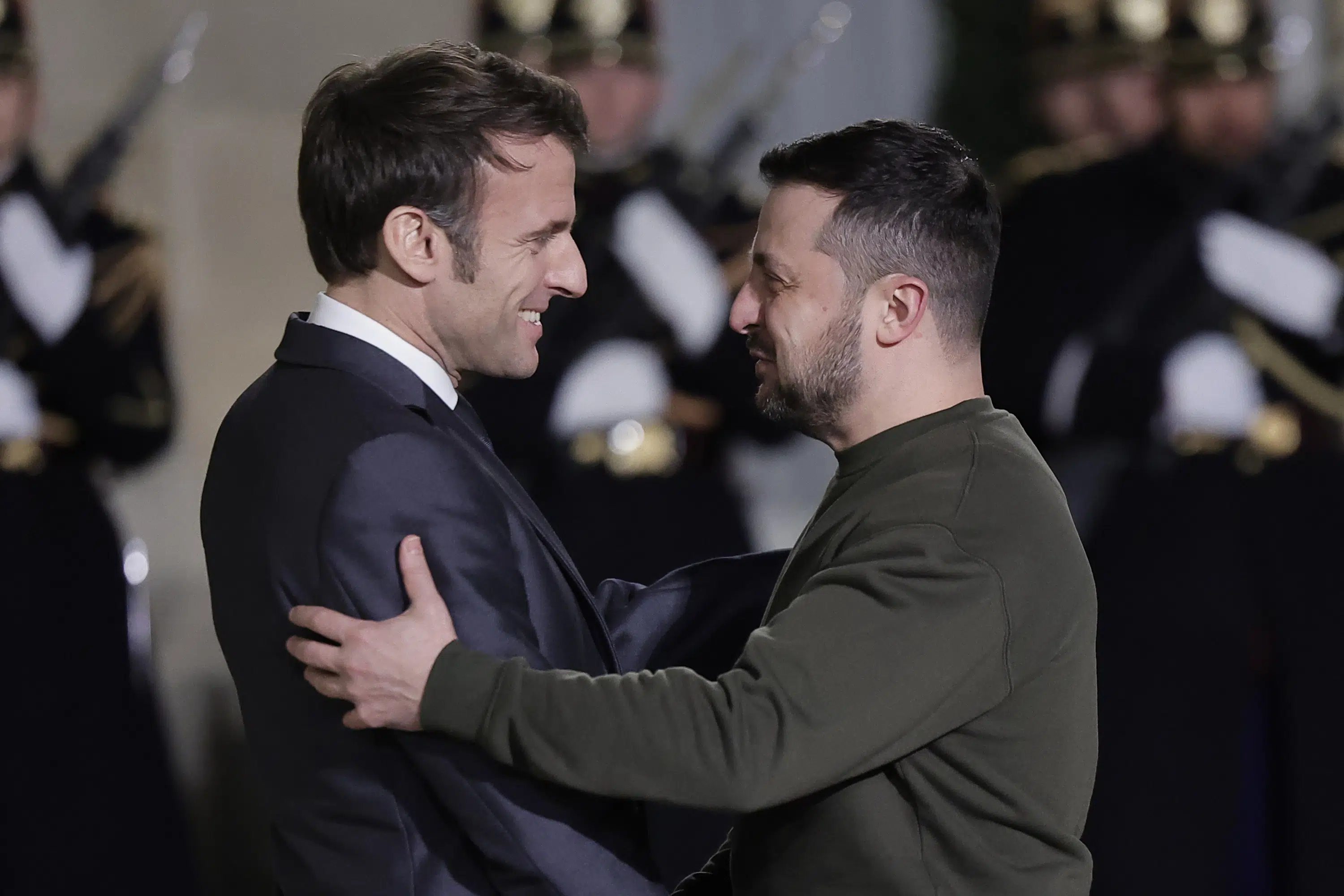 Macron envisage d’expulser Poutine de la Légion d’honneur française