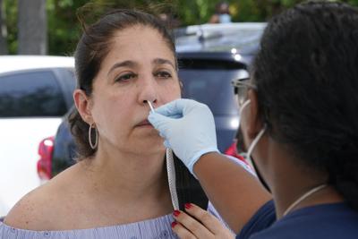 Como tiene pensado hacer un viaje, Raquel Heres se efectúa una prueba rápida de COVID-19 en un lugar donde se realizan esos exámenes en North Miami, Florida, el sábado 31 de julio de 2021. (AP Foto/Marta Lavandier)