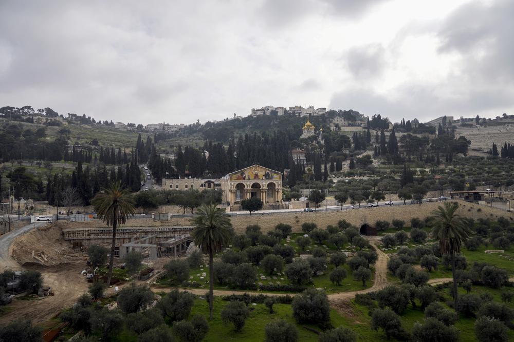 Las nubes se ciernen sobre el Monte de los Olivos y la Iglesia de Todas las Naciones en el Jardín de Getsemaní, en Jerusalén Este, el lunes 21 de febrero de 2022. La Autoridad de Parques y Naturaleza de Israel dice que se está retractando de un plan para abarcar los lugares sagrados cristianos en El Monte de los Olivos de Jerusalén en un parque nacional después de la clamorosa protesta de las principales iglesias. (Foto AP/Mahmoud Illean)