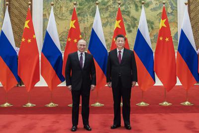 Los presidentes de Rusia, Vladimir Putin (izq) y China, Xi Jinping, posan para una foto durante un encuentro en Beijing el 4 de febrero del 2022. (Li Tao, de la agencia noticiosa china Xinhua, vía AP, File).
