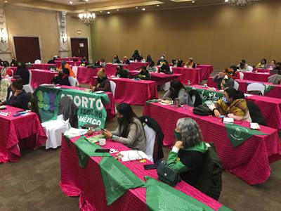 ARCHIVO - Defensores del aborto mexicanos y estadounidenses se reúnen para discutir sus esfuerzos coordinados para apoyar a las mujeres en Estados Unidos que buscan servicios de aborto bajo leyes estatales cada vez más restrictivas en Matamoros, México, el 21 de enero de 2022. (AP Foto/María Verza, Archivo)