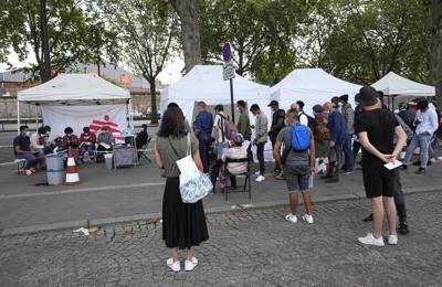 En esta imagen de archivo, tomada el 29 de julio de 2021, un grupo de personas espera a ser vacunado en un centro habilitado bajo carpas por Médicos Sin Fronteras para inmunizar a migrantes, personas sin hogar y poblaciones marginales en París. (AP Foto/Michel Euler, archivo)