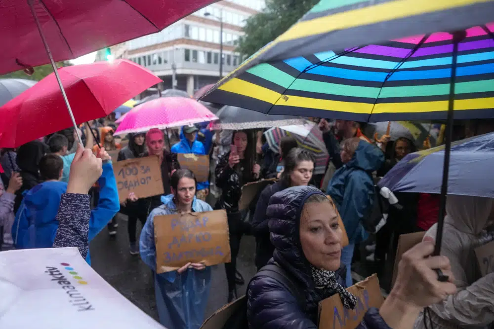 Люди протестуют перед штаб-квартирой государственного телевидения во время акции протеста под руководством оппозиции с требованием отставки высокопоставленных чиновников и отзыва лицензий у проправительственных СМИ, которые транслируют насильственные материалы и принимают участие в криминальных деятелях и военных преступниках, в Белграде, Сербия, суббота. , 27 мая 2023 г. Протесты в Белграде и других сербских городах стали крупнейшими за последние годы против Вучича и его правительства. Они были организованы в ответ на пару массовых расстрелов в начале этого месяца, в результате которых 18 человек были убиты и 20 ранены, многие из них дети из начальной школы. (AP Photo/Дарко Войинович)
