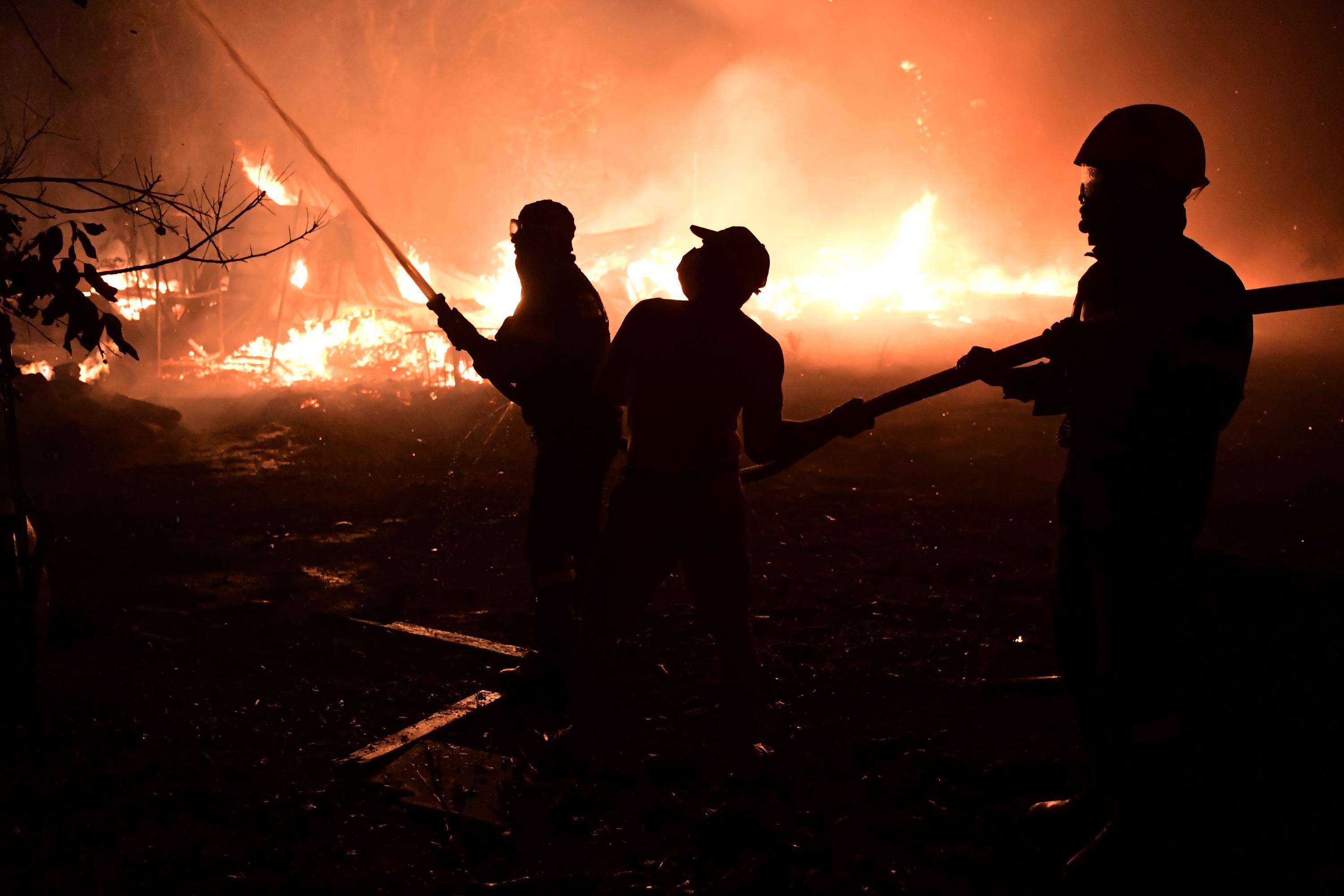 Tūkstošiem cilvēku pamet savas mājas ārpus Atēnām, jo ​​karstumā plosās ugunsgrēki