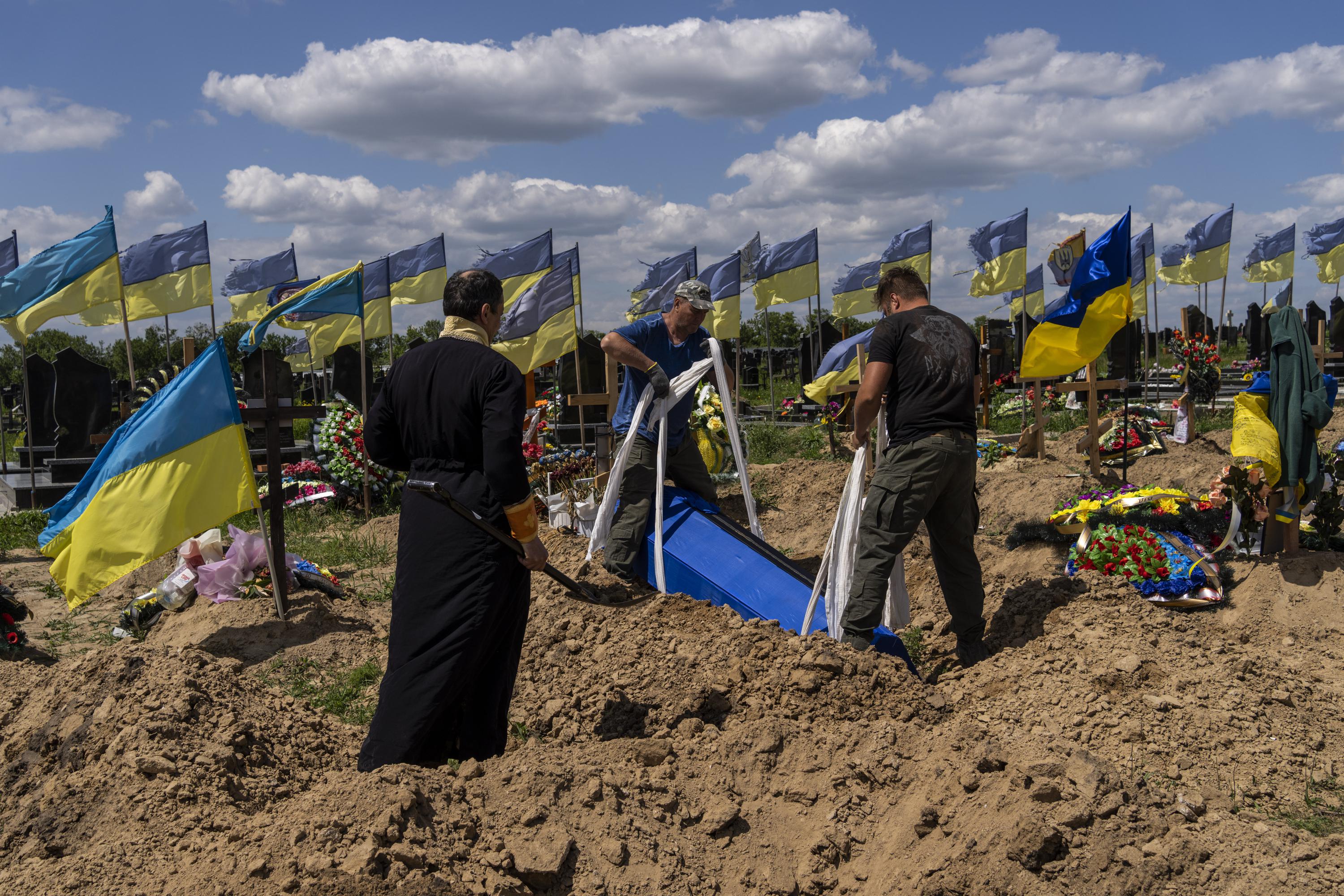 Ucrania: 200 cuerpos encontrados en el sótano de las ruinas de Mariupol