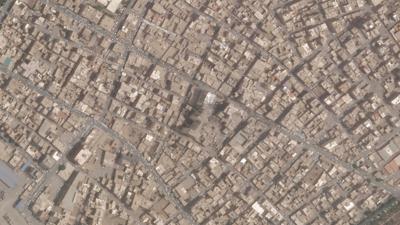 Esta foto satelital de Planet Labs PBC muestra el sitio del colapso del Edificio Metropol, en el centro, en Abadan, Irán, el jueves 26 de mayo de 2022. La policía antidisturbios iraní disparó gases lacrimógenos y disparó al aire para dispersar a una multitud enojada de cientos de personas cerca del lugar del colapso del edificio en la ciudad suroccidental de Abadan, mostró un video en línea analizado el sábado 28 de mayo de 2022. (Planet Labs PBC vía AP)