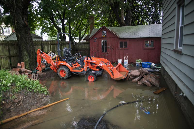 Der Hinterhof eines Hauses ist am Montag, den 23. August 2021 in Helmetta, NJ, während des Überfalls des Tropensturms Henri teilweise überflutet. (AP Photo / Eduardo Munoz Alvarez)