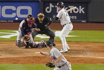 Yanks Stop 5 Game Skid Beat Braves 3 1 On Wild Pitch Walk