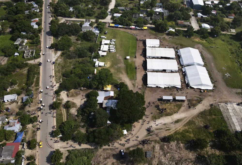 Las autoridades migratorias mexicanas expiden permisos de tránsito en un campamento instalado en San Pedro Tapanatepec, Oaxaca, México, el miércoles 5 de octubre de 2022. El campamento fue desmantelado a mediados de diciembre después de dar más de 190.000 permisos. (AP Foto/Marco Ugarte)