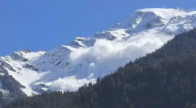 En esta foto proporcionada por Contamines Montjoie, una avalancha desciende por el glaciar Armancette en Contamines-Montjoie, Francia, el domingo 9 de abril de 2023. (Contamines Montjoie vía AP)