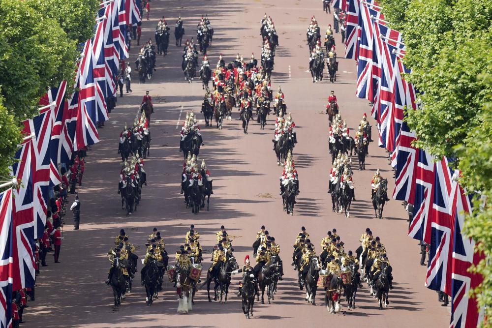 مشاهد في المركز التجاري حيث يستعد الموكب الملكي لمغادرة قصر باكنغهام لحضور حفل Trooping the Colour في هورس جاردز باريد ، وسط لندن ، الخميس 2 يونيو 2022 ، في اليوم الأول من أربعة أيام من الاحتفالات بمناسبة اليوبيل البلاتيني.  تهدف الأحداث التي تقام خلال عطلة نهاية أسبوع طويلة في المملكة المتحدة إلى الاحتفال بمرور 70 عامًا على خدمة الملك.  (دومينيك ليبينسكي / PA عبر AP)