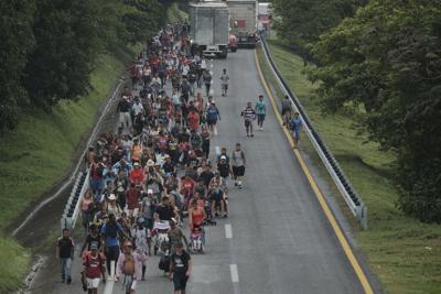 Una caravana de migrantes sale de la localidad de Ulapa el sábado 30 de octubre de 2021, en el estado de Chiapas, México. El presidente mexicano Andrés Manuel López Obrador confirmó el miércoles 3 de noviembre de 2021 que dos migrantes murieron cuando elementos de la Guardia Nacional dispararon contra una camioneta, en la que iban 14 migrantes, a la que interceptaron en un camino rural de Chiapas. (AP Foto/Isabel Mateos)