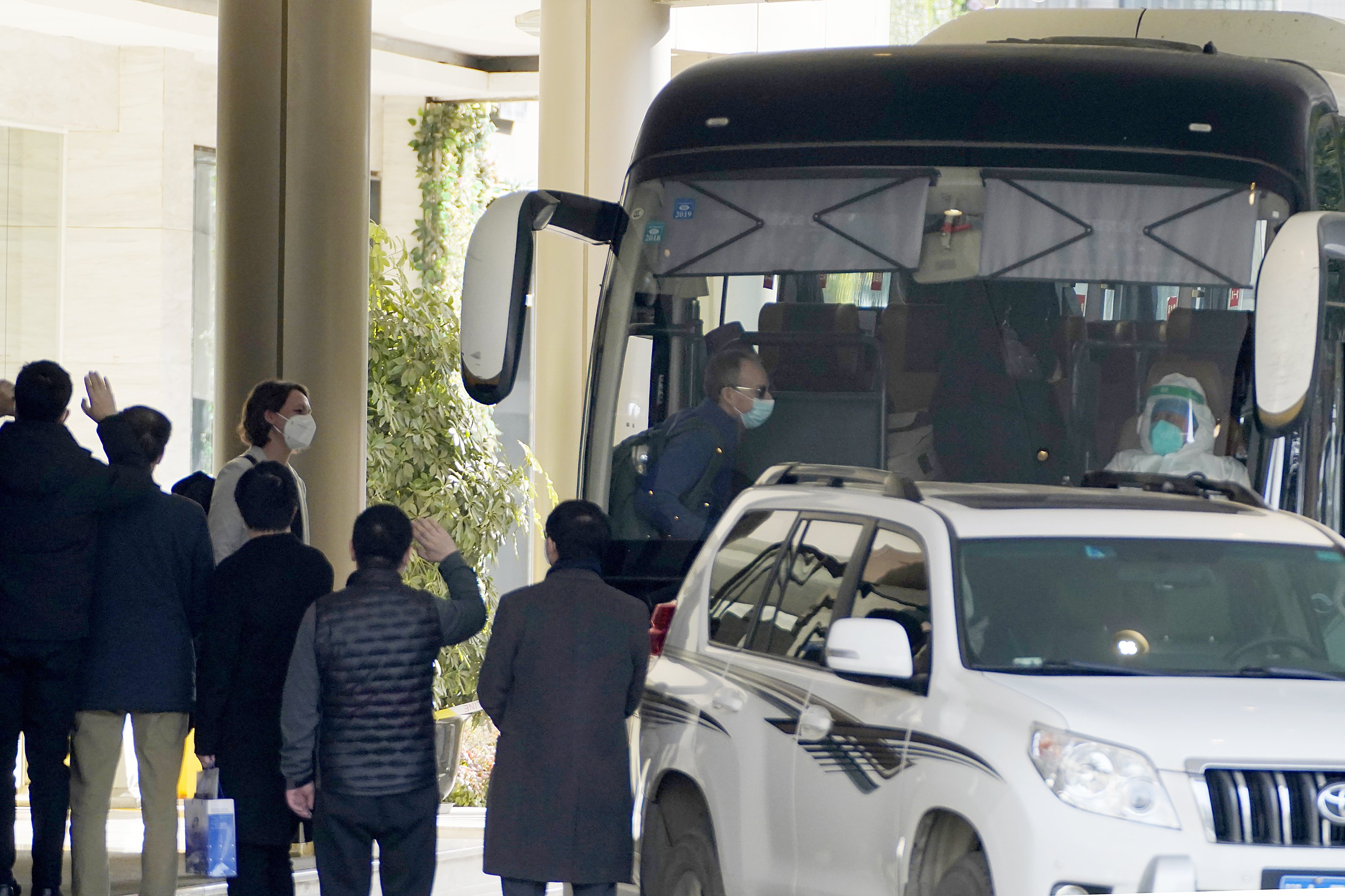 The WHO team in Wuhan leaves quarantine to investigate the origin of COVID