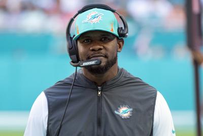 ARCHIVO - El entrenador en jefe de los Miami Dolphins, Brian Flores, sonríe al margen durante un partido de fútbol americano de la NFL contra los Carolina Panthers, el 28 de noviembre de 2021, en Miami Gardens, Florida. Los Pittsburgh Steelers contrataron al ex entrenador de los Miami Dolphins el sábado 19 de febrero de 2022 para servir como asistente defensivo senior. La contratación se produce menos de tres semanas después de que Flores demandó a la NFL y a tres equipos por supuestas prácticas de contratación racistas tras su despido por Miami en enero. (AP Photo/Doug Murray, Archivo)