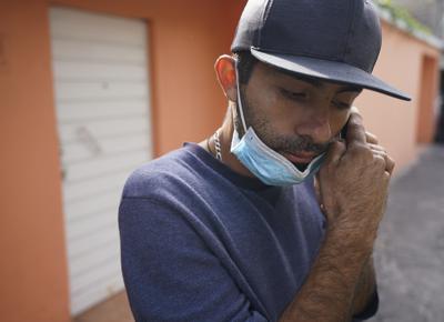 El venezolano José Cuicas escucha un mensaje de audio en su celular en el exterior de un albergue para migrantes en la Ciudad de México, el 20 de octubre de 2022. El mecánico es uno de los 1.700 venezolanos que las autoridades estadounidenses expulsaron a México la semana pasada en virtud de una orden de Estados Unidos para negarles el derecho al asilo y tratar de contener el creciente flujo de migrantes de ese país. (AP Foto/Fernando Llano)