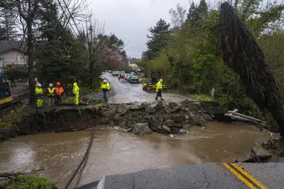 Las cuadrillas evalúan los daños causados por la tormenta, que arrasaron North Main Street en Soquel, California, el viernes 10 de marzo de 2023. (AP Photo/Nic Coury)