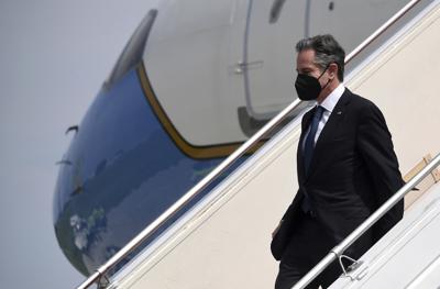 El secretario de Estado de Estados Unidos, Antony Blinken, llega al aeropuerto internacional de Yakarta el lunes 13 de diciembre de 2021. (Olivier Douliery/Pool Foto via AP)