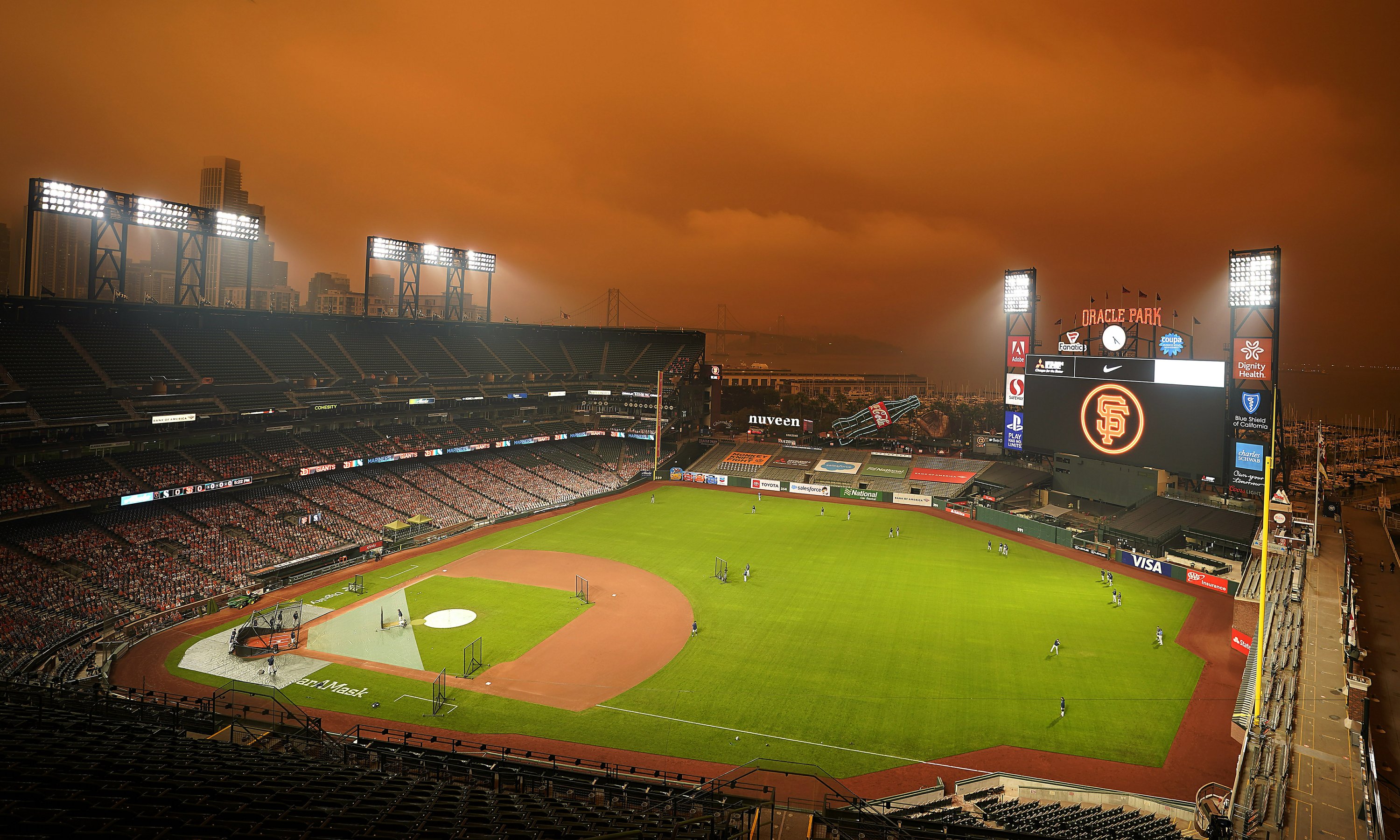 Giants win 5th in row, top Mariners under smokefilled skies