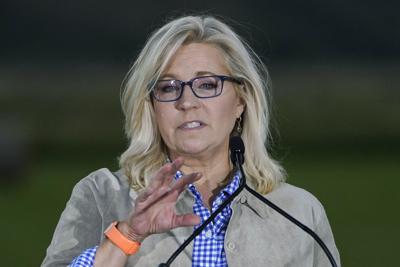 La representante republicana Liz Cheney habla el martes 16 de agosto de 2022 en un acto el día de las primarias en Jackson, Wyoming. La aspirante Harriet Hageman derrotó a Cheney en las primarias. (AP Foto/Jae C. Hong)