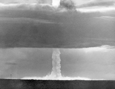 Estallido de una bomba de hidrógeno en un ensayo nuclear de Estados Unidos en el atolón Bikini de las Islas Marshall, el 21 de mayo de 1956. Disputas en torno a reparaciones por los daños causados por los ensayos nucleares que hizo EEUU en las islas generan tensiones que podrían ser explotadas por China. (AP Photo, File)