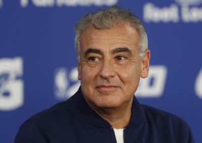 Marc Lasry, un multimillonario inversionista y copropietario de los Milwaukee Bucks, en una foto del 24 de enero de 2020. Lasry renunció a la junta directiva de la empresa de medios Ozy, el 30 de septiembre de 2021, después de solo tres semanas en el cargo. (AP Foto/Thibault Camus, Archivo)