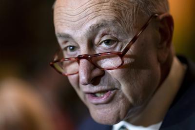 El líder de la mayoría demócrata del Senado de EEUU, Chuck Schumer, habla con reporteros en el Capitolio el martes 5 de abril de 2022, en Washington, D.C. (AP Foto/J. Scott Applewhite)