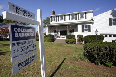 Foto de archivo del 6 de octubre de 2020, de un letrero de una casa de bienes raíces frente a una casa en Norwood, Massachusetts. (AP Foto/Steven Senne)