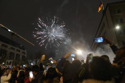 Una multitud en el boulevard Unter den Linden disfruta los fuegos artificiales por el Año Nuevo cerca de la Puerta de Brandenburgo, el 1 de enero del 2022, en Berlín. (AP Foto/Markus Schreiber)