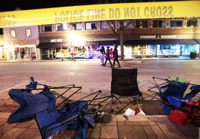 Sillas derribadas junto a la calle en el centro de Waukesha, Wisconsin, después de que una camioneta embistiera contra un desfile navideño el domingo 21 de noviembre de 2021. (John Hart / Wisconsin State Journal via AP)