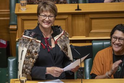 La nueva legisladora del Partido del Trabajo Soraya Peke-Mason, sonríe durante su primer discurso en el Parlamento, el martes 25 de octubre de 2022, en Wellington, Nueva Zelanda. (Mark Mitchell/New Zealand Herald via AP)
