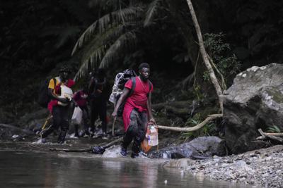 Los migrantes cruzan el río Acandi en su camino hacia el norte, en Acandi, Colombia, el miércoles 15 de septiembre de 2021.  (AP Foto/Fernando Vergara)