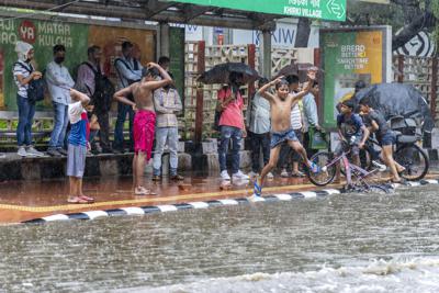 Un niño salta a un charco mientras cae una lluvia torrencial en Nueva Delhi el jueves 30 de junio de 2025. (AP Foto/Rajesh Kumar Singh)