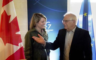 Melanie Joly (izquierda), ministra de Exteriores de Canadá, y Josep Borrell, alto representante de Asuntos Exteriores de la UE, hablan durante una reunión bilateral en el marco de una cumbre de ministros de Exteriores del G7 en Weissenhaeuser Strand, Alemania, el 14 de mayo de 2022. (Marcus Brandt/Pool via AP)