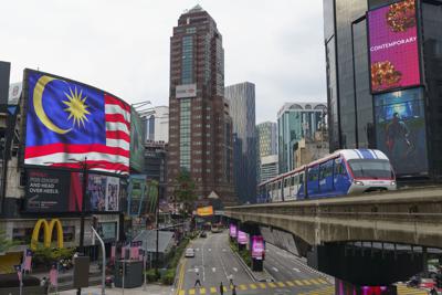Un tren LRT transita por Kuala Lumpur, Malasia, el 14 de septiembre de 2021. (AP Foto/Vincent Thian)