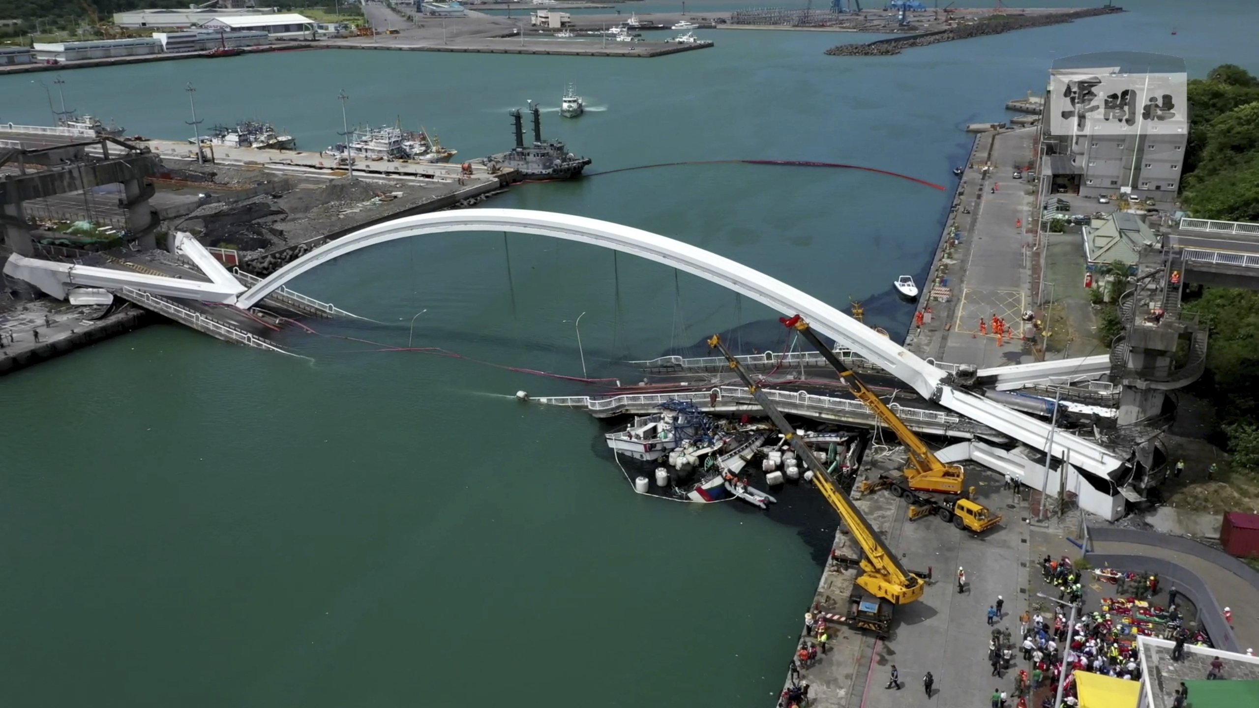 Arch bridge falls in Taiwan bay, divers search for victims