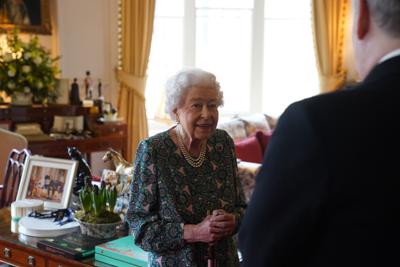 La reina Isabel II habla durante una audiencia en el Palacio de Windsor con los secretarios entrante y saliente de los Servicios de Defensa, el miércoles 16 de febrero de 2022.  (Steve Parsons, Pool via AP)