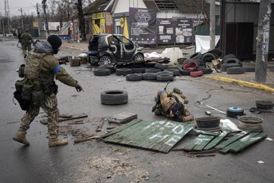 Militares rusos comprueban las calles por si hubiera trampas explosivas en Bucha, un suburbio de Kiev que estuvo ocupado por tropas rusas, el sábado 2 de abril de 2022. (AP Foto/Vadim Ghirda)