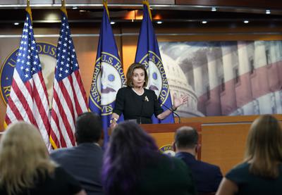 FILE - Chủ tịch Hạ viện Hoa Kỳ Nancy Pelosi ở California, phát biểu trong cuộc họp báo hàng tuần của bà, ngày 14 tháng 7 năm 2022, trên Đồi Capitol ở Washington. Bộ Ngoại giao Trung Quốc cho biết Trung Quốc sẽ thực hiện “các biện pháp kiên quyết và mạnh mẽ” nếu Pelosi tiến hành các kế hoạch được báo cáo cho chuyến thăm Đài Loan, Bộ Ngoại giao Trung Quốc cho biết hôm thứ Ba, ngày 19 tháng 7 năm 2022. (AP Photo / Mariam Zuhaib, File) FILE - Chủ tịch Hạ viện Hoa Kỳ Nancy Pelosi ở California, phát biểu trong cuộc họp báo hàng tuần của bà, ngày 14 tháng 7 năm 2022, trên Đồi Capitol ở Washington. Bộ Ngoại giao Trung Quốc cho biết Trung Quốc sẽ thực hiện “các biện pháp kiên quyết và mạnh mẽ” nếu Pelosi tiến hành các kế hoạch được báo cáo cho chuyến thăm Đài Loan, Bộ Ngoại giao Trung Quốc cho biết hôm thứ Ba, ngày 19 tháng 7 năm 2022. (AP Photo / Mariam Zuhaib, File)