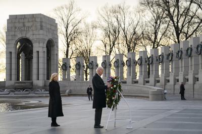 El presidente estadounidense Joe Biden y la primera dama Jill Biden visitan el Memorial de la Segunda Guerra Mundial para conmemorar el 80mo aniversario del ataque japonés a Pearl Harbor el martes, 7 de diciembre del 2021, en Washington.  (AP Foto/Evan Vucci)