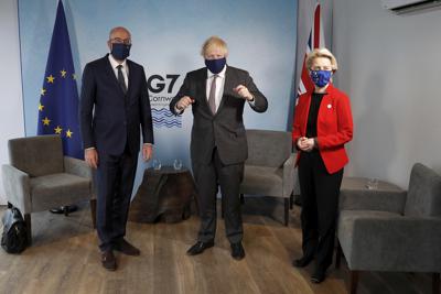 El primer ministro de Gran Bretaña, Boris Johnson (centro), se reúne con la presidenta de la Comisión Europea, Ursula von der Leyen, y el presidente del Consejo Europeo, Charles Michel (izquierda), durante la cumbre del G7 en Cornwall, Gran Bretaña, el 12 de junio de 2021. (Peter Nicholls/Pool via AP)