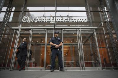 Fotografía de archivo del 28 de junio de 2018 de un policía fuera del edificio del diario The New York Times, en la ciudad de Nueva York. El periódico dijo el miércoles 2 de junio de 2021 que bajo el gobierno de Donald Trump, el Departamento de Justicia obtuvo en secreto los registros de llamadas telefónicas de cuatro periodistas del diario como parte de una investigación para saber quién les filtró información. (AP Foto/Mary Altaffer, Archivo)