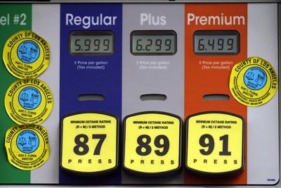 Una bomba de gasolina muestra los precios del combustible por galón en Beverly Hills, California, el 7 de noviembre de 2021. (AP Foto/Damian Dovarganes)