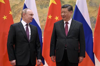 El presidente chino Xi Jinping (d) y el presidente ruso Vladimir Putin en Beijing, el 4 de febrero del 2022. (Alexei Druzhinin, Sputnik, Kremlin Pool Photo via AP, File)