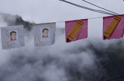 Pancartas del candidato presidencial del partido Perú Libre, Pedro Castillo, y el símbolo de su partido, un lápiz, se exhiben en su ciudad natal en Tacabamba, Perú, el sábado 5 de junio de 2021. Los votantes peruanos enfrentan un balotaje presidencial el domingo entre dos candidatos populistas, el izquierdista Castillo y la derechista Keiko Fujimori. (Foto AP/Martín Mejía)