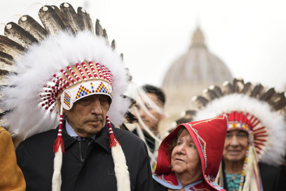 El exjefe nacional de la Asamblea de las Primeras Naciones, Phil Fontaine, a la izquierda, frente a la Plaza de San Pedro al final de una reunión con el Papa Francisco en el Vaticano, el jueves 31 de marzo de 2022. (Foto AP/Andrew Medichini)